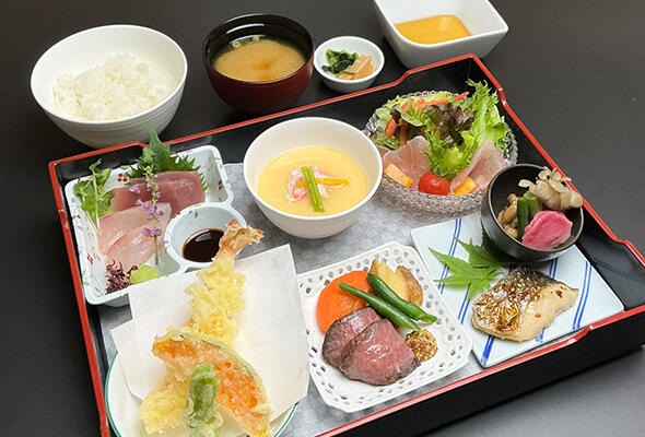 2025夏_590_400_季節の味くらべ弁当.jpg