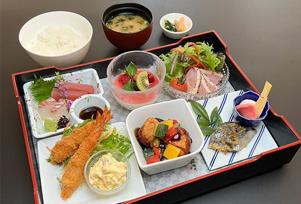 2025春_590_400_味くらべ弁当.jpg